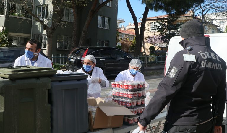 Maltepe Belediyesi’nden iftar yemeği dağıtımı Maltepe Belediyesi’nden iftar yemeği dağıtımı